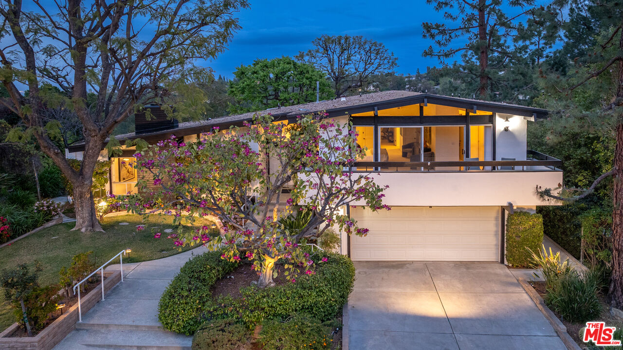 L.A. Mid-Century Home Linked to Pink’s Hot Dogs Hits Market at $1.75M