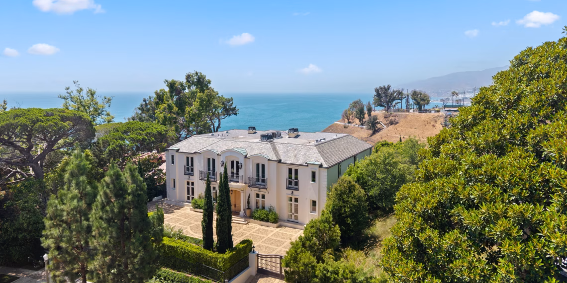 U.S. Ultraluxury Housing Market Soars Amid Broader Slump