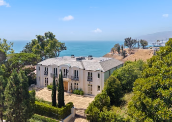 U.S. Ultraluxury Housing Market Soars Amid Broader Slump